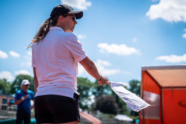 Kampfrichterin zeigt eine weiße Fahne beim Stabhochsprung am 02.07.2022 waehrend den NLV+BLV Leichtathletik-Landesmeisterschaften im Jahnstadion in Goettingen (Tag 1)